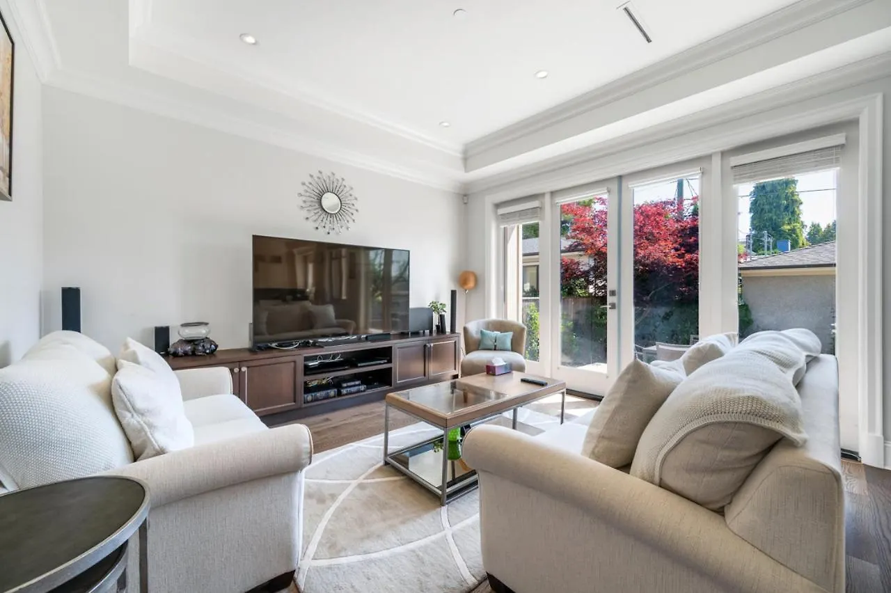 Elegant Spacious Vancouver Retreat Modern Amenitie Villa